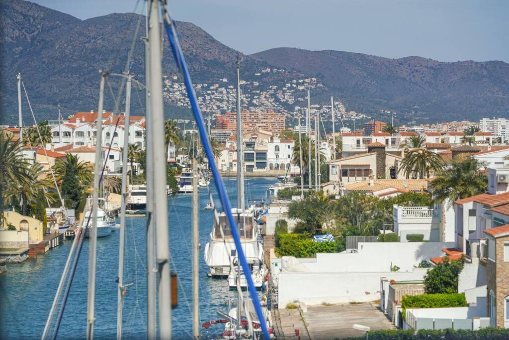 Magnifique Duplex, Vue Mer Et Canal By Welhomy Empuriabrava Bagian luar foto