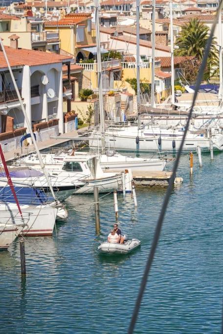 Magnifique Duplex, Vue Mer Et Canal By Welhomy Empuriabrava Bagian luar foto